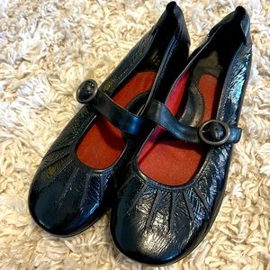 Born black patent leather Mary Janes in a size 10/42